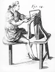 透かし彫りを作る大工